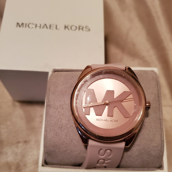 ♥️♥️Sold♥️♥️Michael Kors Janelle Rose Gold - Picture 2 of 7